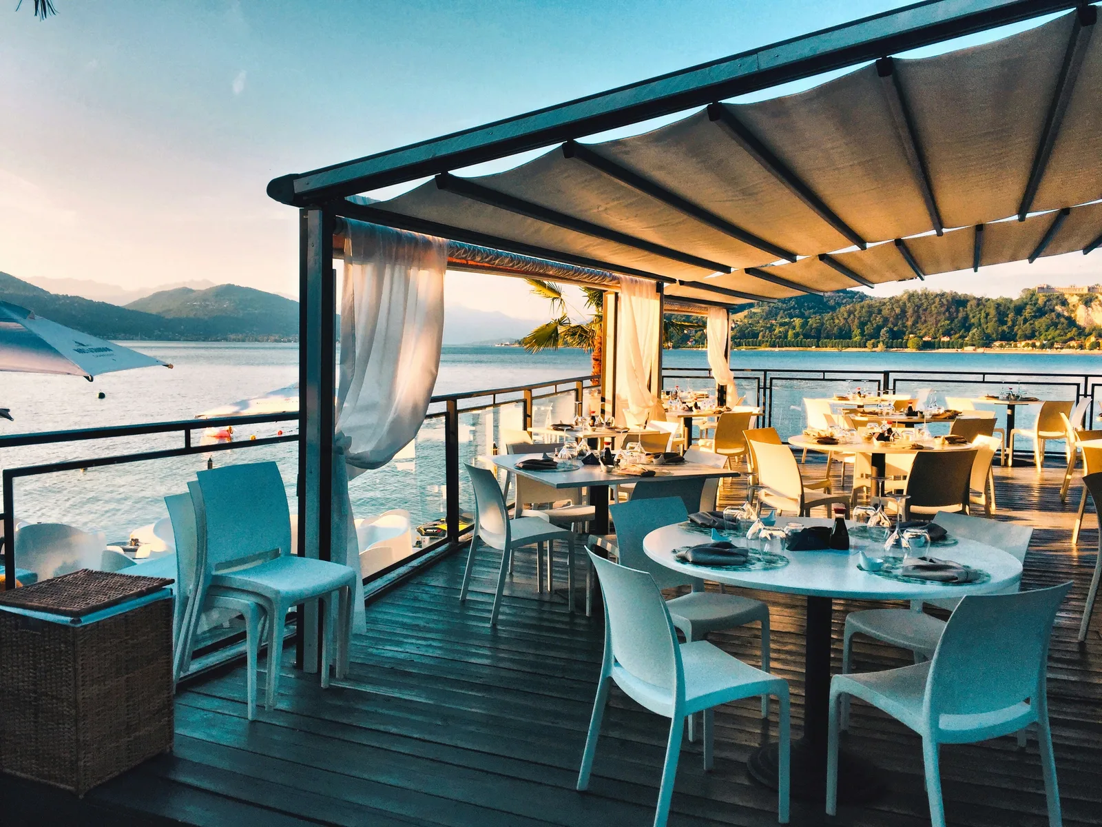 Aurora Table AI beautifully set dining table for an evening service